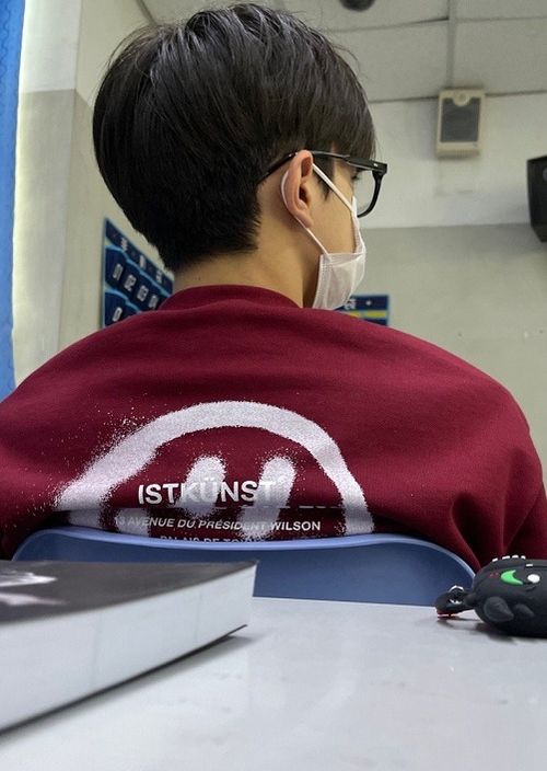  偶遇林一回学校上课,戴口罩也挡不住高颜值,腿比同学长30厘米