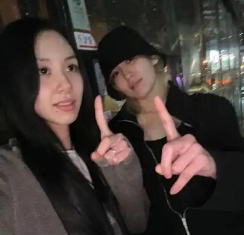  韩国女爱豆在无人照相馆拍内衣照被骂惨是想教坏小孩吗