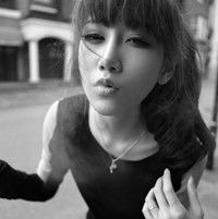  黑白酷酷的女生头像笑着说爱让人坚强