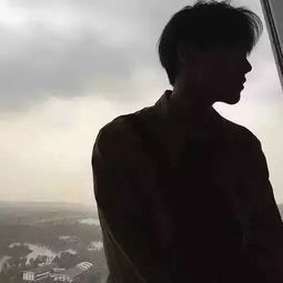  头像我就像孤单的海鲸,搁浅在未知的浅海