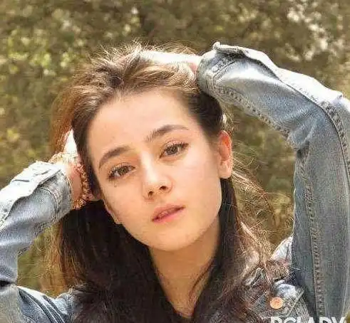  热巴18岁,赵丽颖18岁,杨幂18岁,都敌不过她18岁让人惊艳