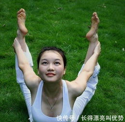  白衣女子练瑜伽,姿态十分优美,看上去气质不凡