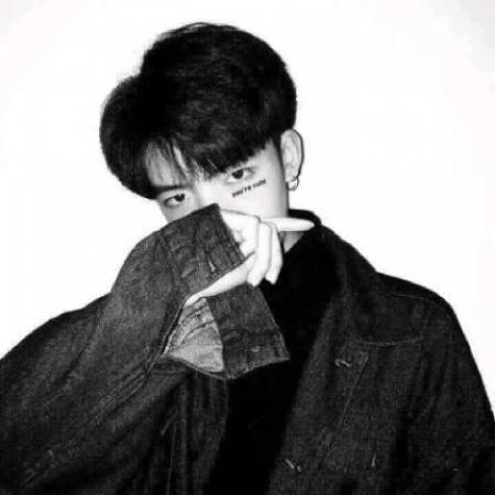  qq黑白头像男生,男人的笑何尝不是高傲