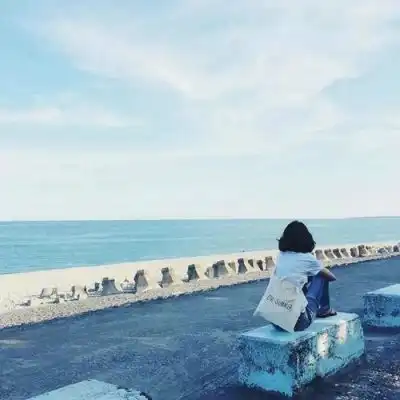  蓝色大海唯美女生背影头像有意境的伤感背影头像海边