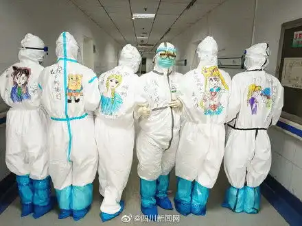  萌化了武汉护士为四川医疗队绘制最美防护服