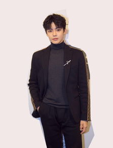  明星爱大牌侯明昊亮相活动黑西装少年绅士气质