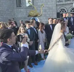  摄影师浪漫一辈子牵手游世界的情侣结婚了