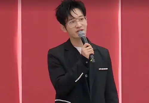  黄晓明不顾导演劝阻和李菲儿穿情侣装录制,忘了家中的娇妻