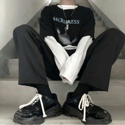  盘腿坐着的男生头像好看的各种坐姿侧身男生图片