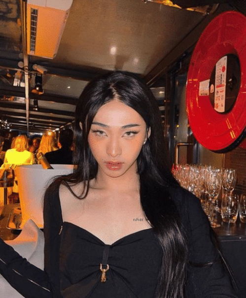  伊能静儿子再穿女装长发浓妆配修身裙超自信