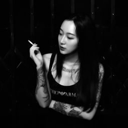  这城市的风总是很大,孤独的人总是晚回家霸气抽烟的社会大姐女生头像