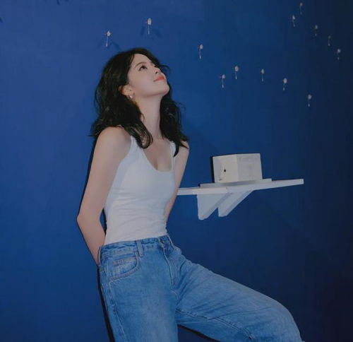  当她穿上黑丝,清纯少女变性感