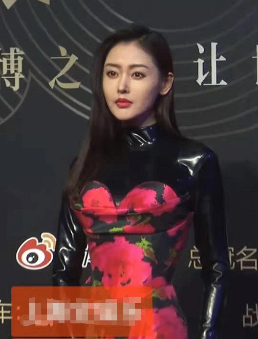  张天爱参加活动被抓拍,关掉十级滤镜后,29岁的样子很真实