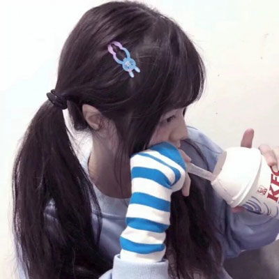  手拿手机拍照挡脸女生头像,可爱女生手遮脸
