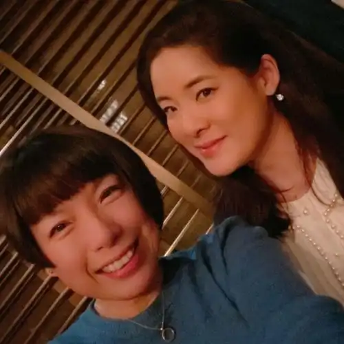  章泽天又参加名媛聚会新年首次亮相好美,穿卡通毛衣清纯似18