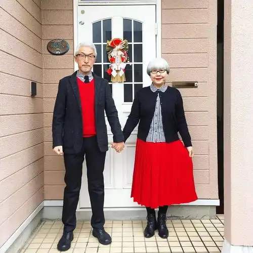  秀恩爱的最高境界日本60岁夫妻结婚37年来,每天都穿情侣装...