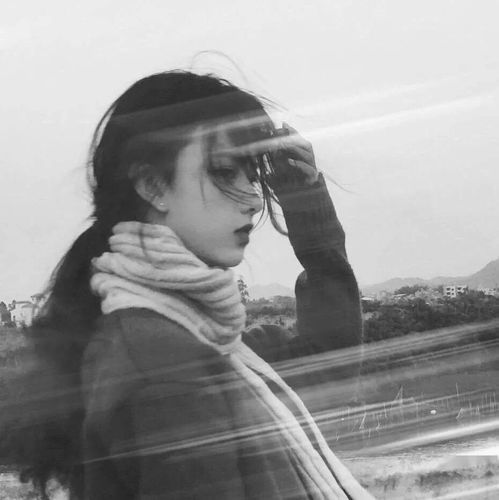 黑白女生头像伤感