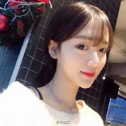  下面这张照片里的的头发是什么色系的啊好喜欢