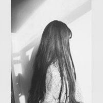  黑白孤独女生头像背影你的一句晚安却让我彻夜难眠