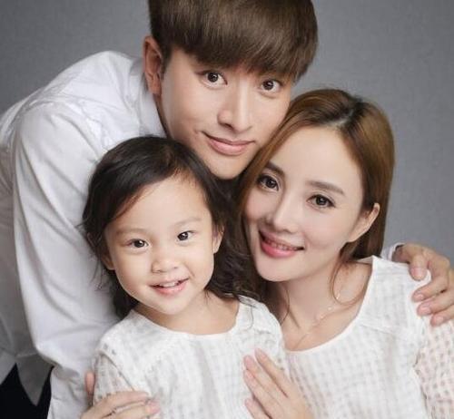  乌龙李小璐沙发上神秘男子不是贾乃亮,而是我们熟悉的她