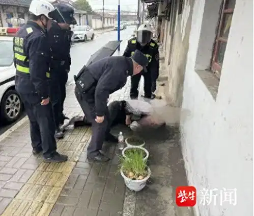  男子雨天醉卧街头,网格员暖心撑伞挡雨
