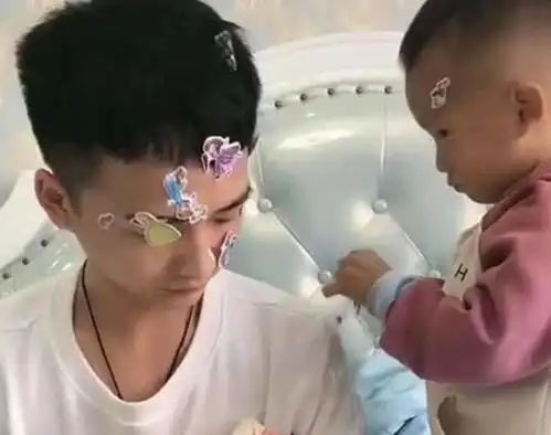  冻龄爸爸走红,接女儿放学被误认情侣,老师早恋可不好