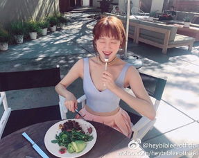  凭条腿挂一天热搜李圣经让我一女的都沦陷了...