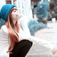 白皙的皮肤绝美的阿宝色唯美女生头像图片,嘴边带着微笑