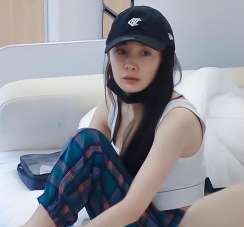  杨幂花少4偶像包袱没保住,吃饭都要戴帽子,后续脱妆超好笑