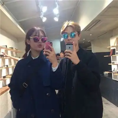  好看的幸福搞怪情侣头像一对世界那么大你想去哪