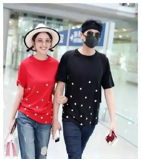  唐艺昕张若昀一家三口罕见同框,女儿乖巧可爱,宠妻又宠娃
