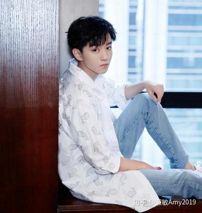 黑白头像男生王俊凯