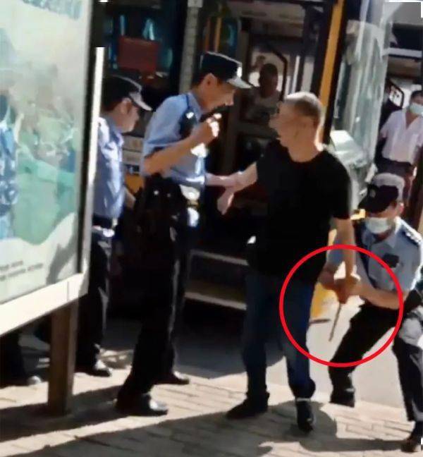  湖北黄石一醉酒男子乘公交拒戴口罩不听劝告殴打司机还拿菜刀挥舞恐吓