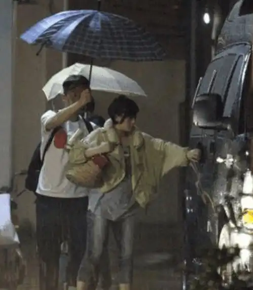  邓超沙溢王岳伦下雨打伞全部偏向老婆,唯独杨幂还得自己打伞