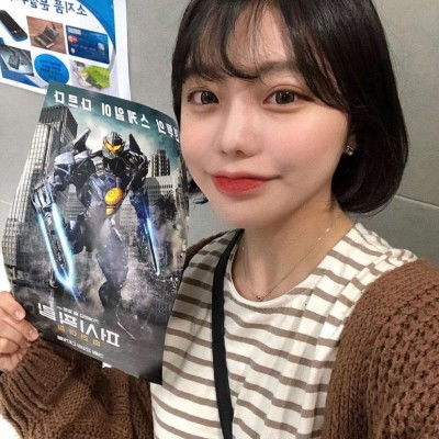  2019最潮最火女生头像长发搞怪可爱点的美女