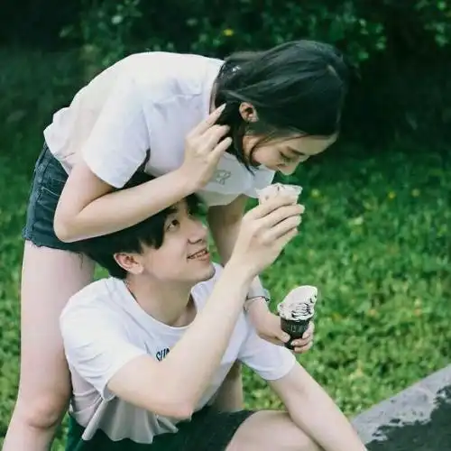  哥哥打工供女友出国读书3年,毕业后女友结婚了,但新郎却不是他