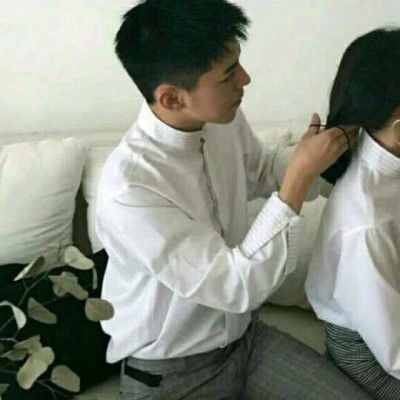  能让我一路狂奔的除了大雨就只有你了好看时尚的情侣qq头像