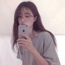  看手机女生拿手机遮脸头像