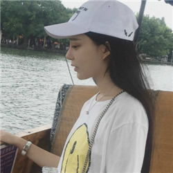最新戴帽子女生头像