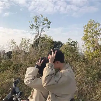  最近班主任管不到情侣头像火了,很潮很霸气,秀儿赶紧安排