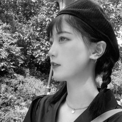  个性黑白女生头像,让时光走的缓慢些吧