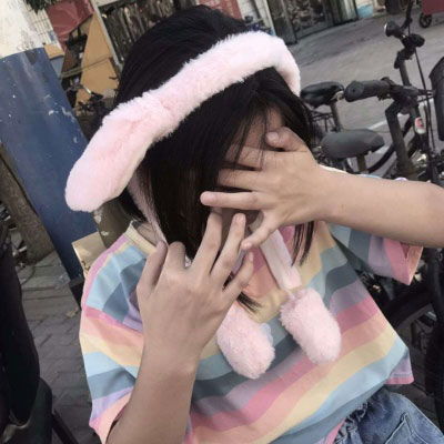  手拿手机拍照挡脸女生头像,可爱女生手遮脸
