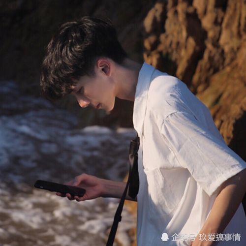  女生假装爱你的3个表现,傻小子别不知,全中的典型渣女
