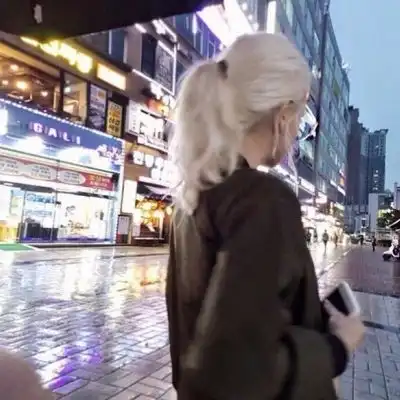  微信头像简约干净女欧美系背影的侧面的占主要