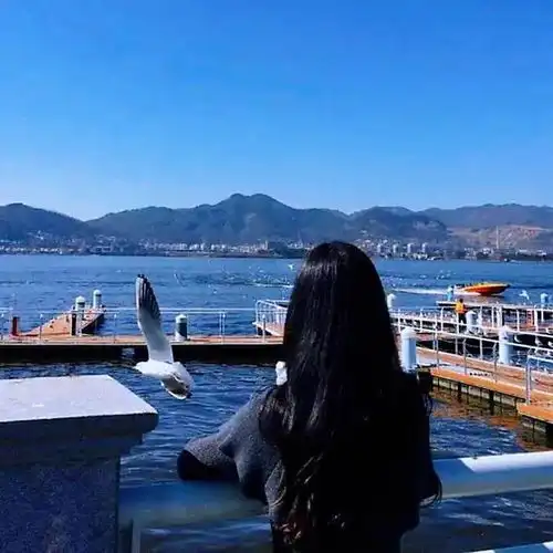  群发不雅视频女校长照片曝光,身份被扒,本人羞涩发声,当地回应