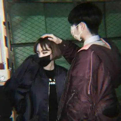  情侣头像一对两张真人,真心不值钱爱你才是真