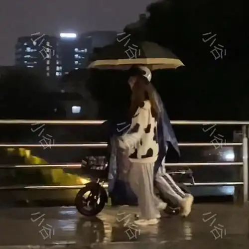  下雨天,女子淋雨帮男友整理头盔,网友这样的女孩会输得很惨