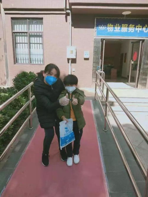 这一幕太暖了高明7岁男孩为小区防疫工作免费送口罩