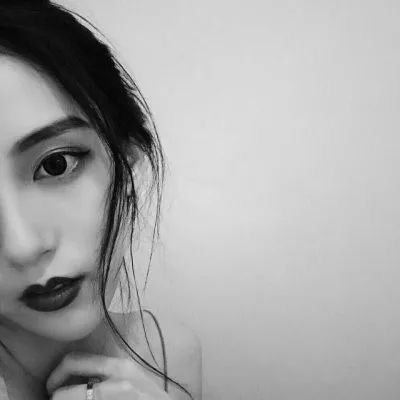  头像女黑白高冷侧面黑白孤傲女生头像
