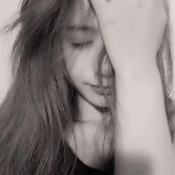  黑白女生头像壁纸